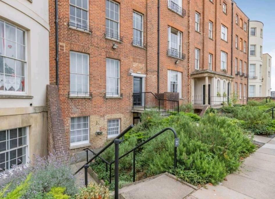 St Marg'S Hideaway; Grade II Listed Luxury Apartment In The Heart Of Cheltenham - Gateway To The Cotswolds! Sleeps 4 - Outdoor Seating And Free Private Parking! Exterior foto